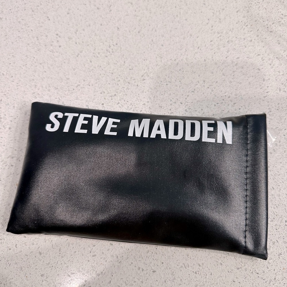 Steve Madden Sunglasses & Case - Picture 6 of 6